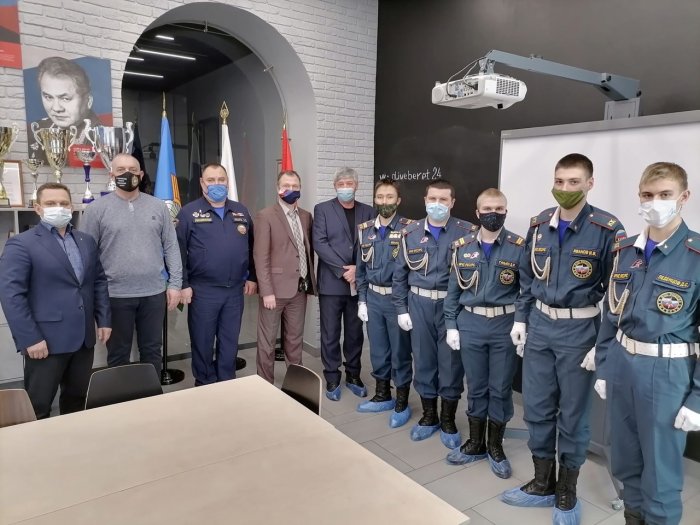 В Красноярске состоялась встреча школьников с заслуженными спасателями России