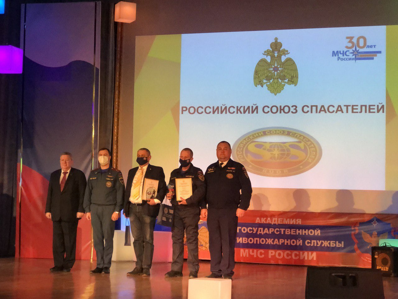 Добровольцам Российского союза спасателей были вручены благодарственные письма Министра МЧС России