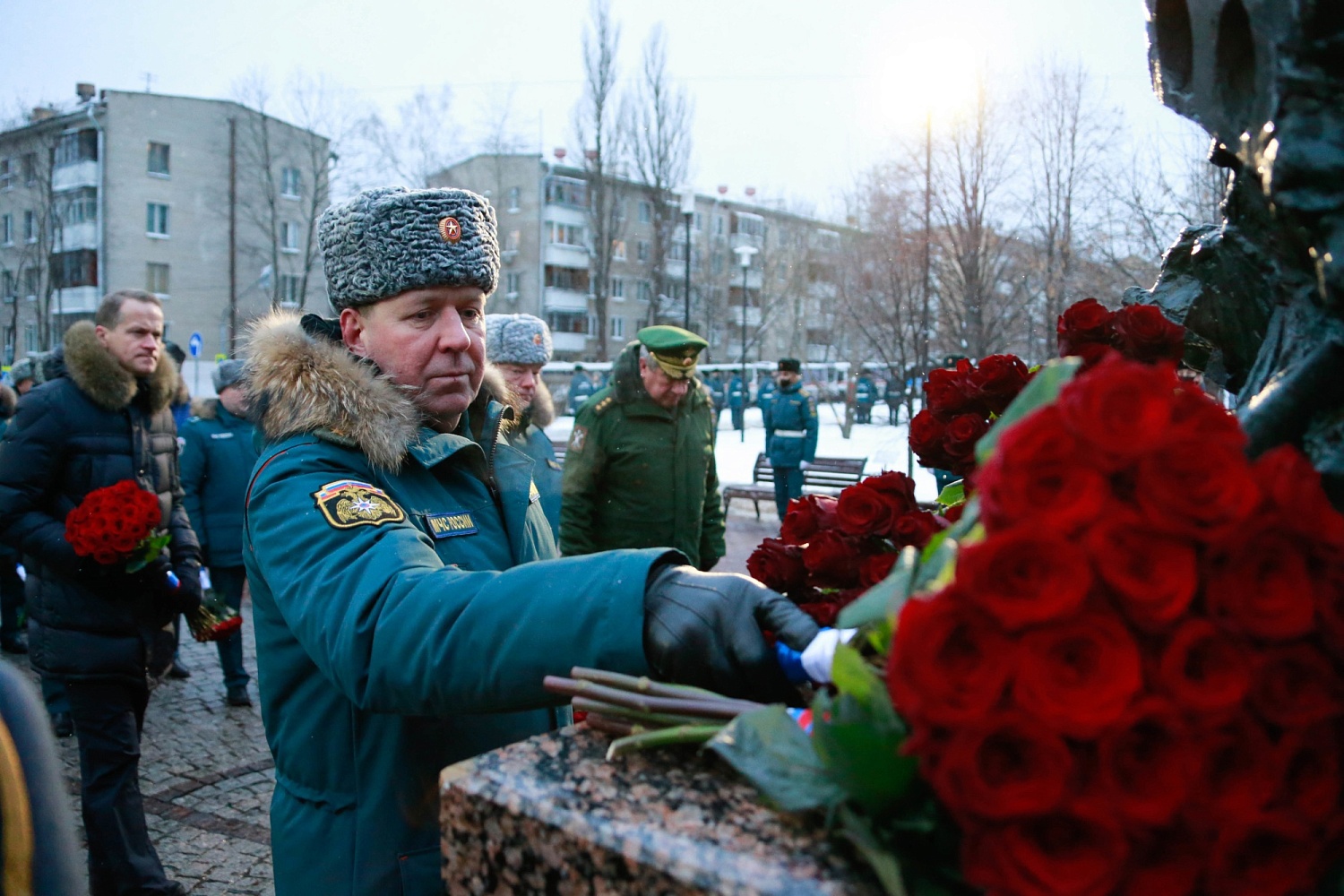 Александр Чуприян и Сергей Шойгу возложили цветы к комплексу памятников на Аллее славы в честь Дня спасателя Российской Федерации